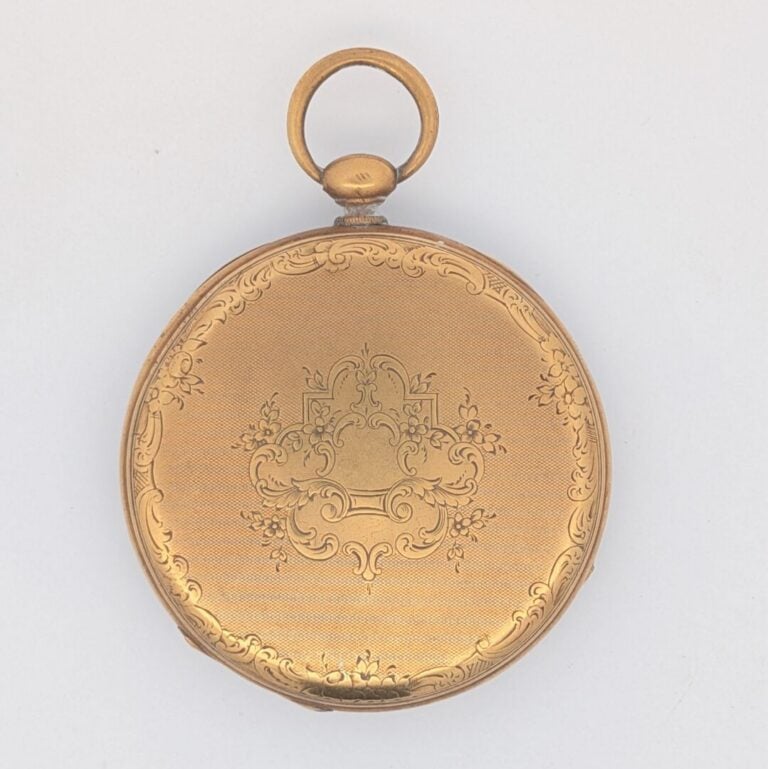 MONTRE de POCHE en or jaune (750‰) finement ciselé et guilloché. Carrure godron…