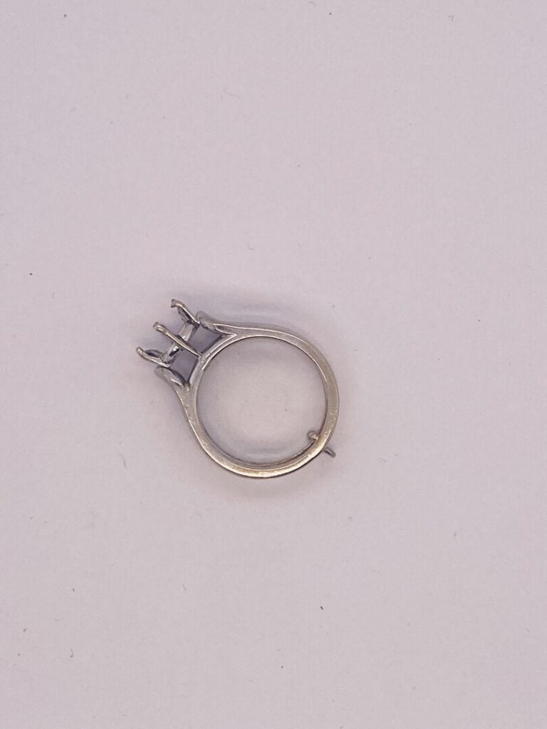 MONTURE de BAGUE en or gris (750‰) ajouré. - Doigt : 51 (boules intérieures). P…