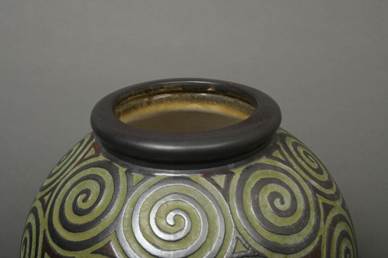 MOUGIN FRÈRES À NANCY - Vase à corps de forme sphérique en grès émaillé dans le…