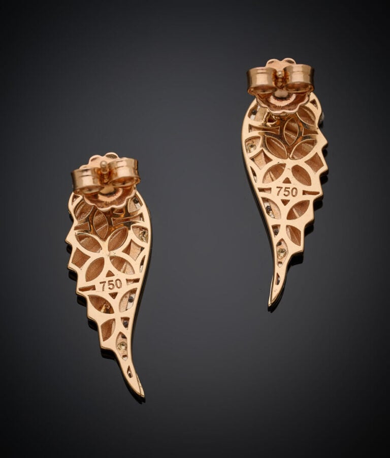 Paire de BOUCLES d'OREILLES "ailes" en or rose et or gris (750‰) serti d'un ali…