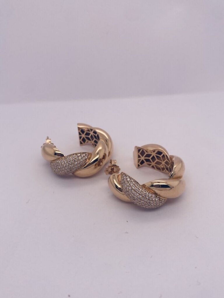 Paire de BOUCLES d'OREILLES "créoles" en or jaune (750‰) torsadé, partiellement…