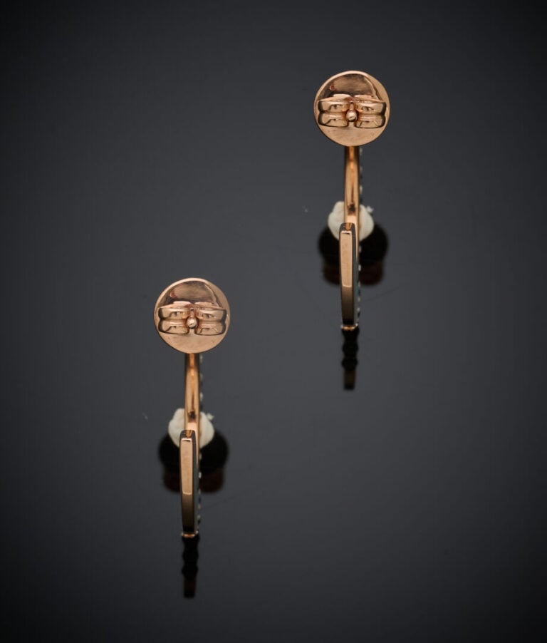 Paire de BOUCLES d'OREILLES "créoles" en or rose (750‰) orné de motifs triangul…