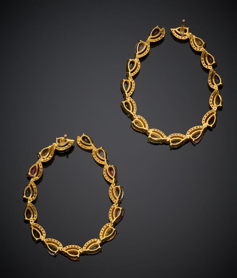 Paire de BOUCLES d'OREILLES "créoles" en vermeil (925‰) serti de saphirs multic…