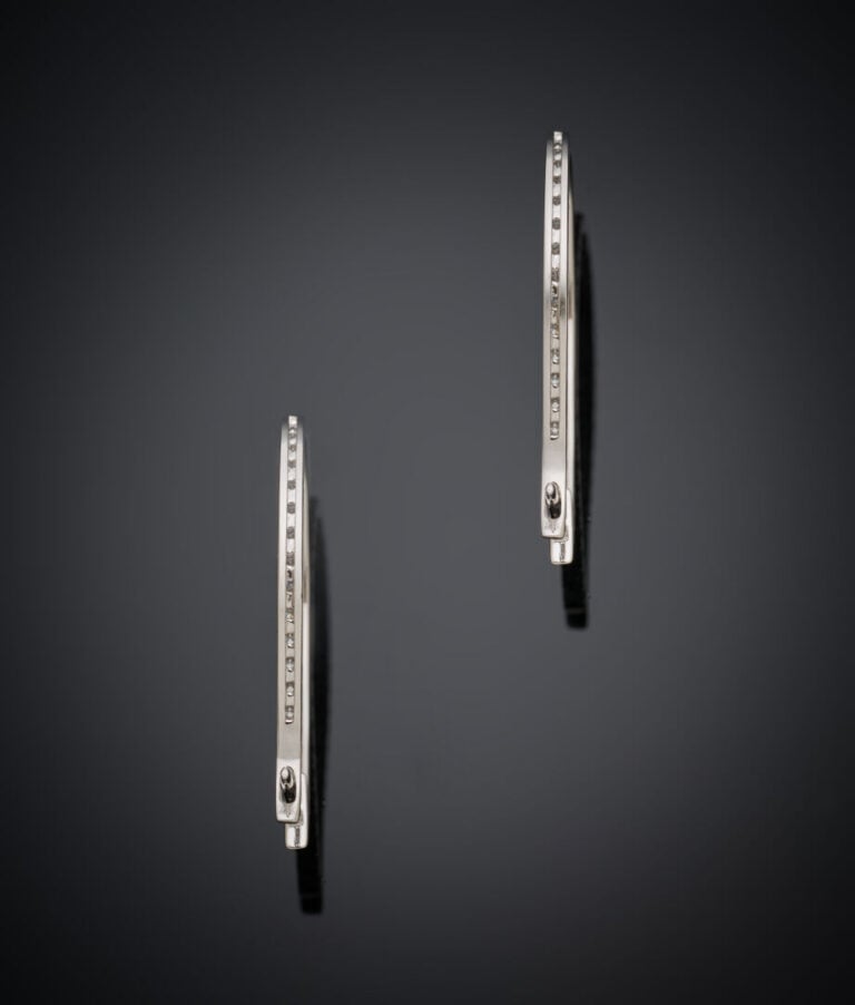 Paire de BOUCLES d'OREILLES "créoles incurvées" en or gris (750‰) serti de diam…