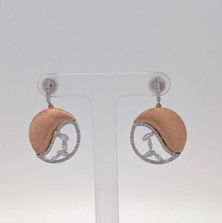 Paire de boucles d'oreilles de forme circulaire partiellement ajourée en or jau…