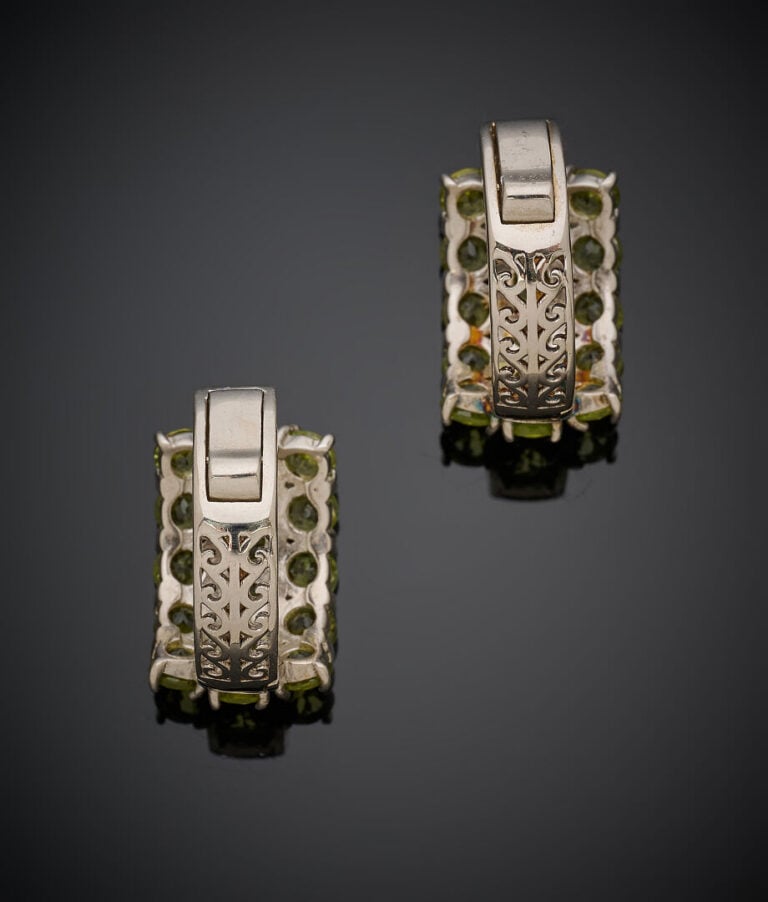 Paire de BOUCLES d'OREILLES en argent (925‰) serti de trois lignes de peridots…