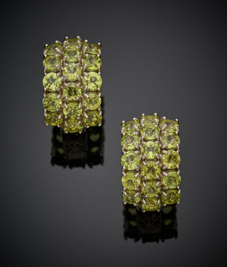 Paire de BOUCLES d'OREILLES en argent (925‰) serti de trois lignes de peridots…
