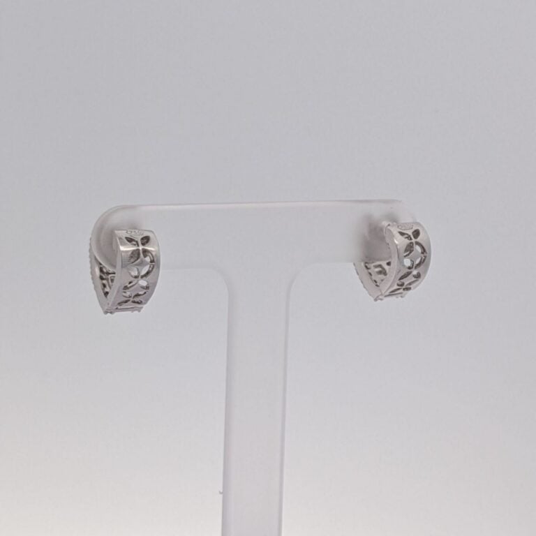 Paire de boucles d'oreilles en or blanc (750 ‰) serti de deux lignes de diamant…