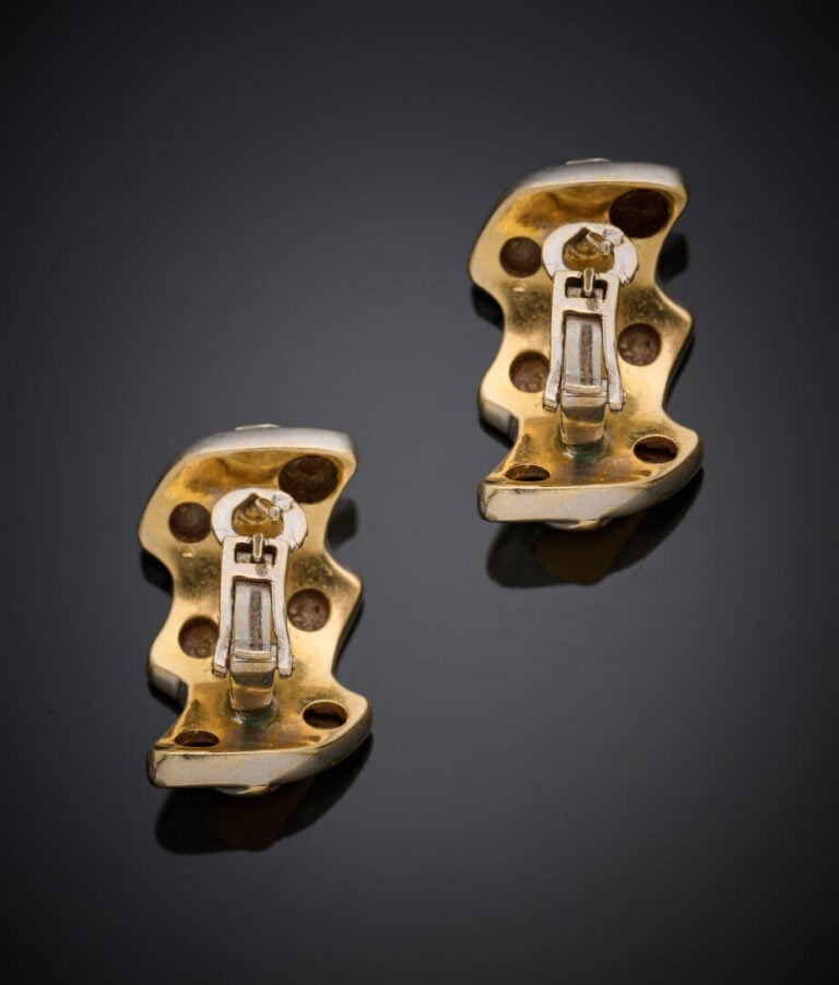 Paire de BOUCLES d'OREILLES en or jaune et or gris (750‰) à motifs de vagues. U…