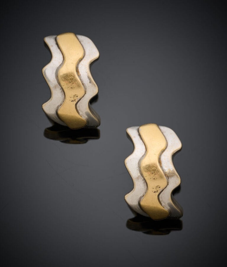 Paire de BOUCLES d'OREILLES en or jaune et or gris (750‰) à motifs de vagues. U…