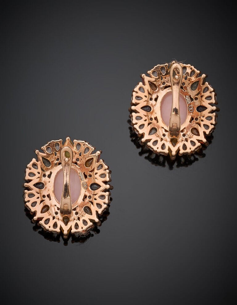 Paire de BOUCLES d'OREILLES en vermeil rose (925‰) ajouré, serti d'une opale ro…