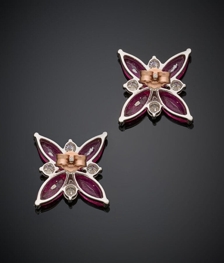 Paire de BOUCLES d'OREILLES "étoile" en or gris (750‰), serti de quatre rubis t…