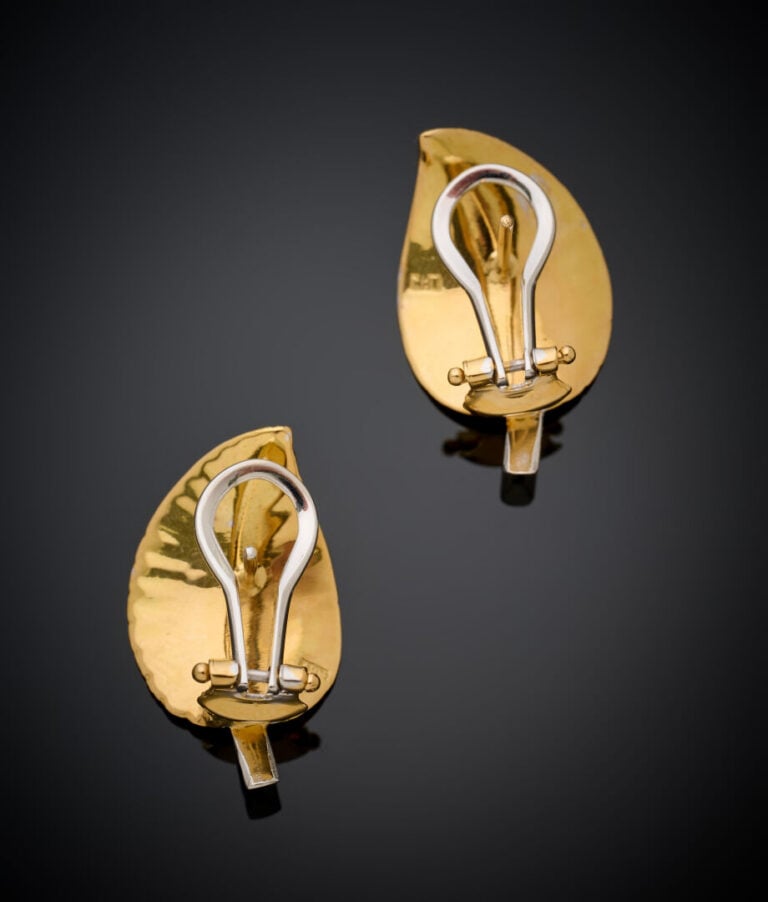 Paire de BOUCLES d'OREILLES "feuilles" en or jaune (750‰) godronné serti de dia…