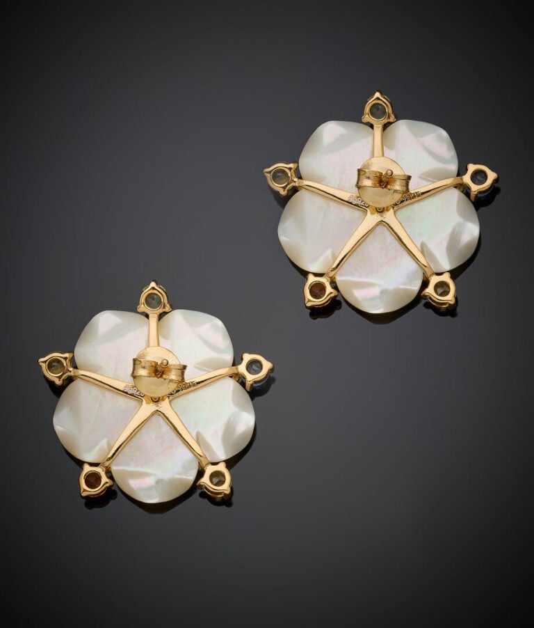 Paire de BOUCLES d'OREILLES "fleur" en vermeil (925‰) orné de nacre blanche gra…