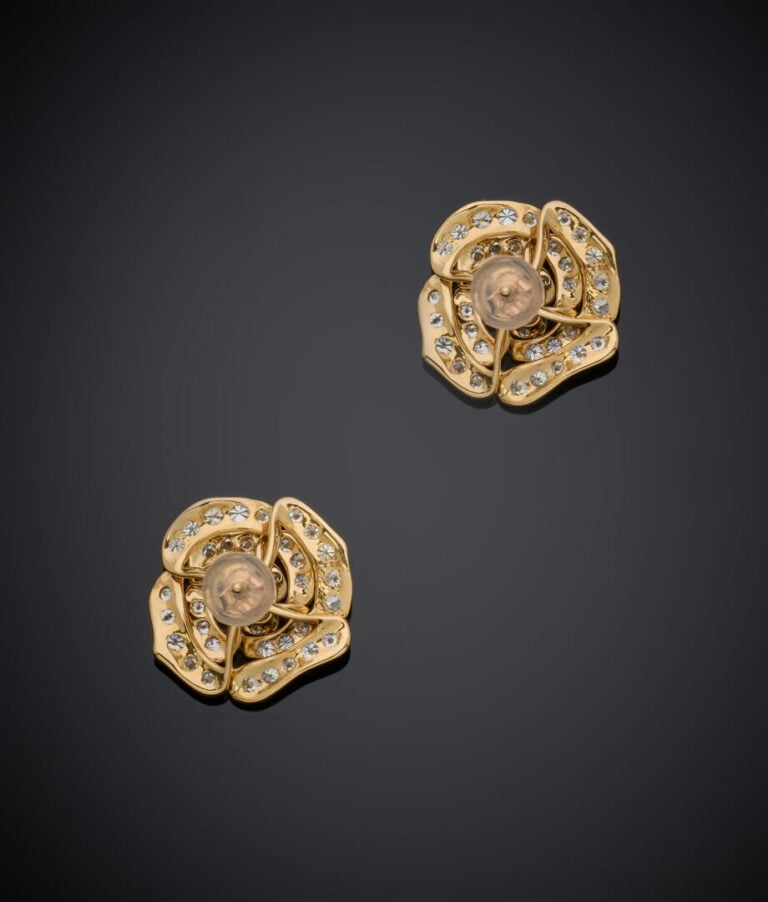 Paire de BOUCLES d'OREILLES "fleurs" en or jaune (750‰) ajouré, serti de diaman…