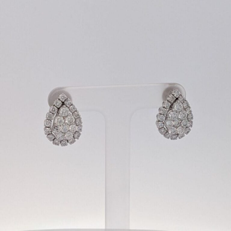 Paire de boucles d'oreilles "Gouttes" en or blanc serti de diamants. - Poids br…