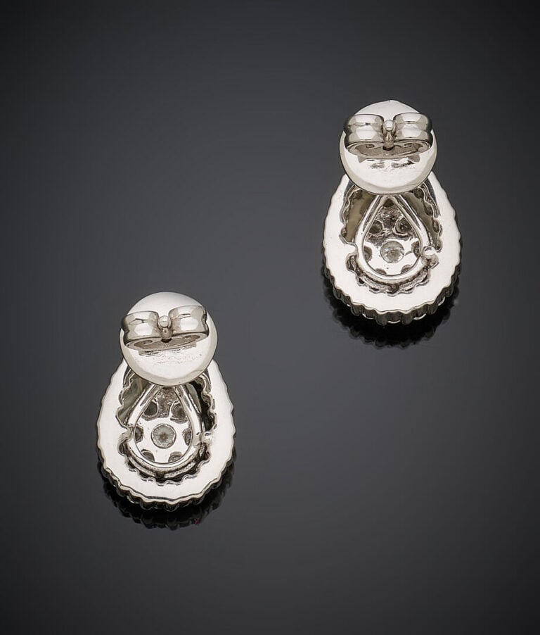 Paire de BOUCLES d'OREILLES "gouttes" en or gris (750‰) ajouré, serti de diaman…