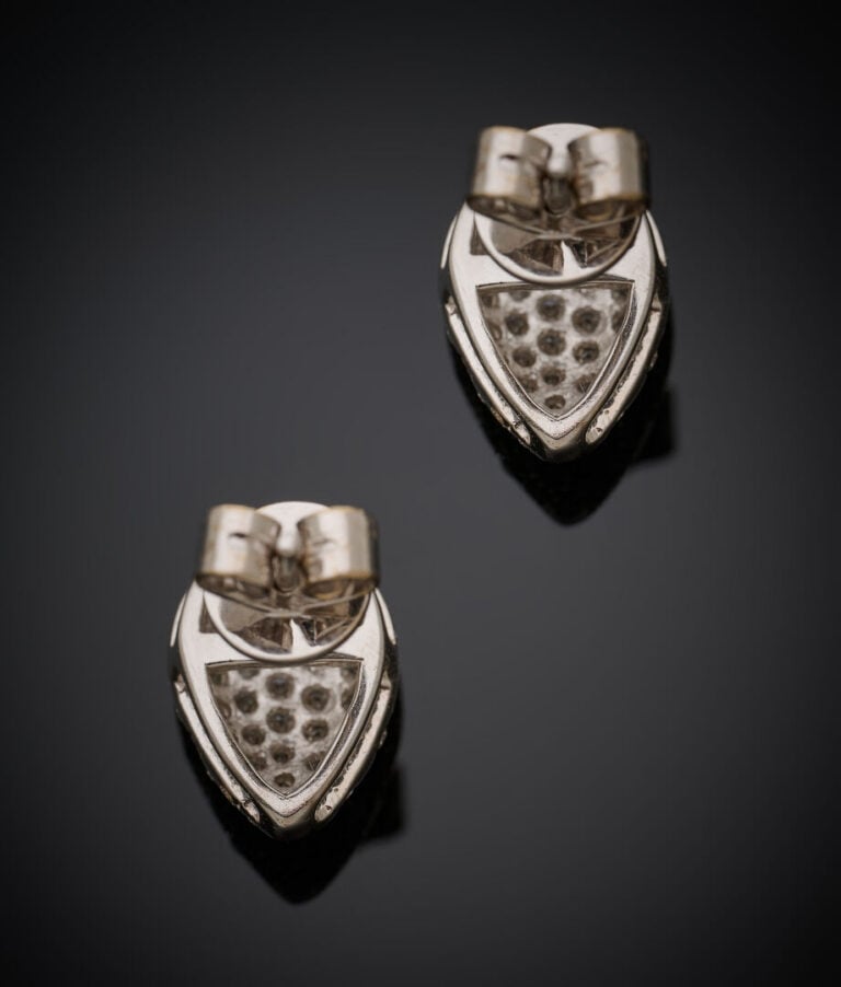 Paire de BOUCLES d'OREILLES "gouttes" en or gris (750‰) bombé, pavé de diamants…
