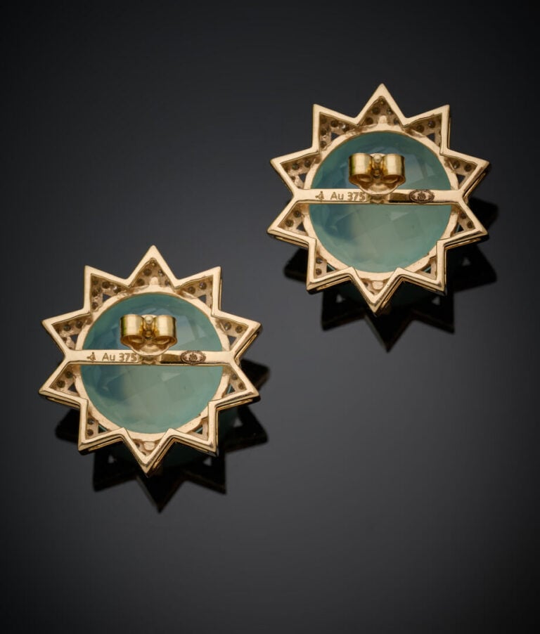 Paire de BOUCLES d'OREILLES "soleils" en or jaune (375‰) 9 carats, ajouré, sert…