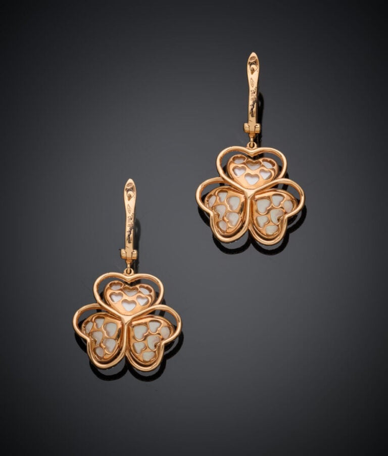 Paire de BOUCLES d'OREILLES "trèfle" en or rose (750‰) ajouré, serti de diamant…