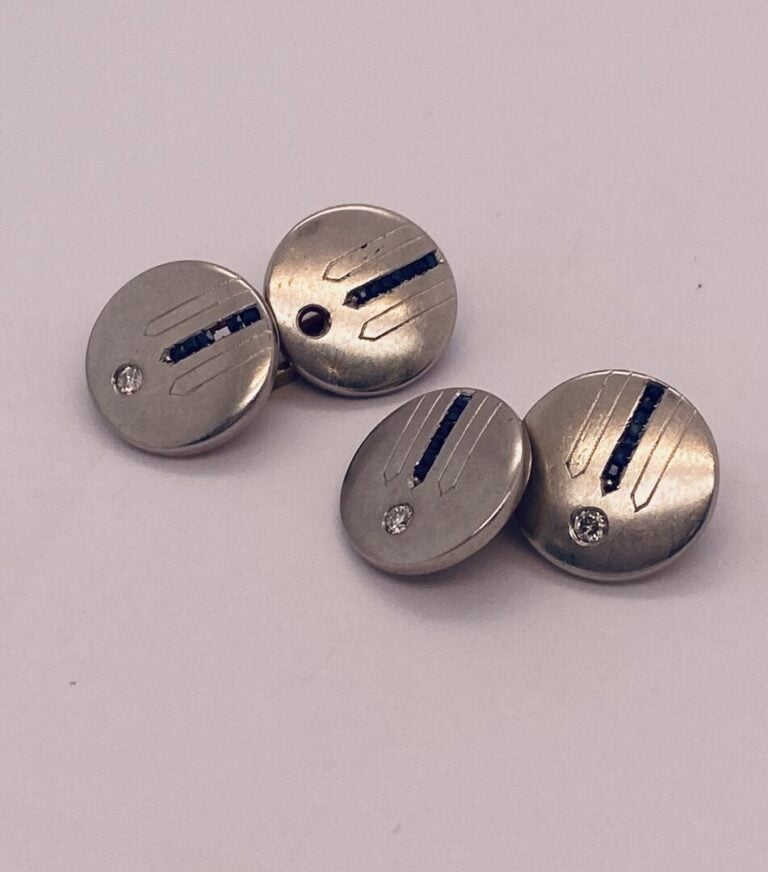Paire de BOUTONS de MANCHETTES circulaires en or jaune et gris (750‰) ciselé, s…