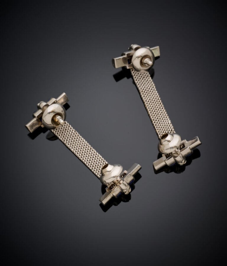 Paire de BOUTONS de MANCHETTES en or gris (750‰) serti de saphirs carrés et dia…