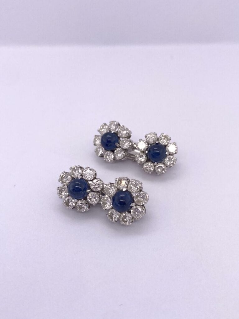 Paire de BOUTONS de MANCHETTES "fleurs" en or gris (750‰) serti de saphirs cabo…