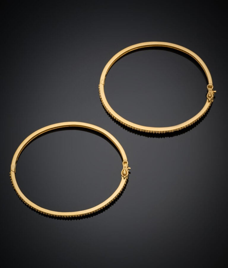 Paire de BRACELETS rigides ouvrants en vermeil (925‰) serti chacun d'un alignem…