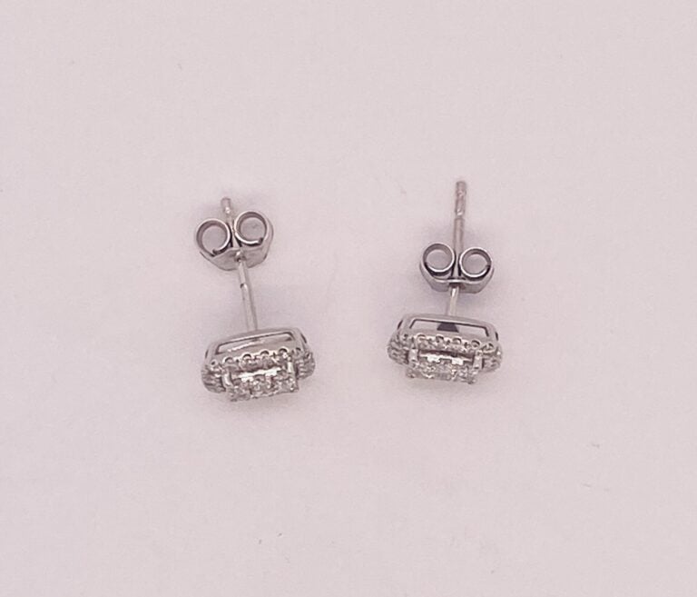 Paire de CLOUS d'OREILLES carrés en platine (950‰) serti de diamants taille bri…