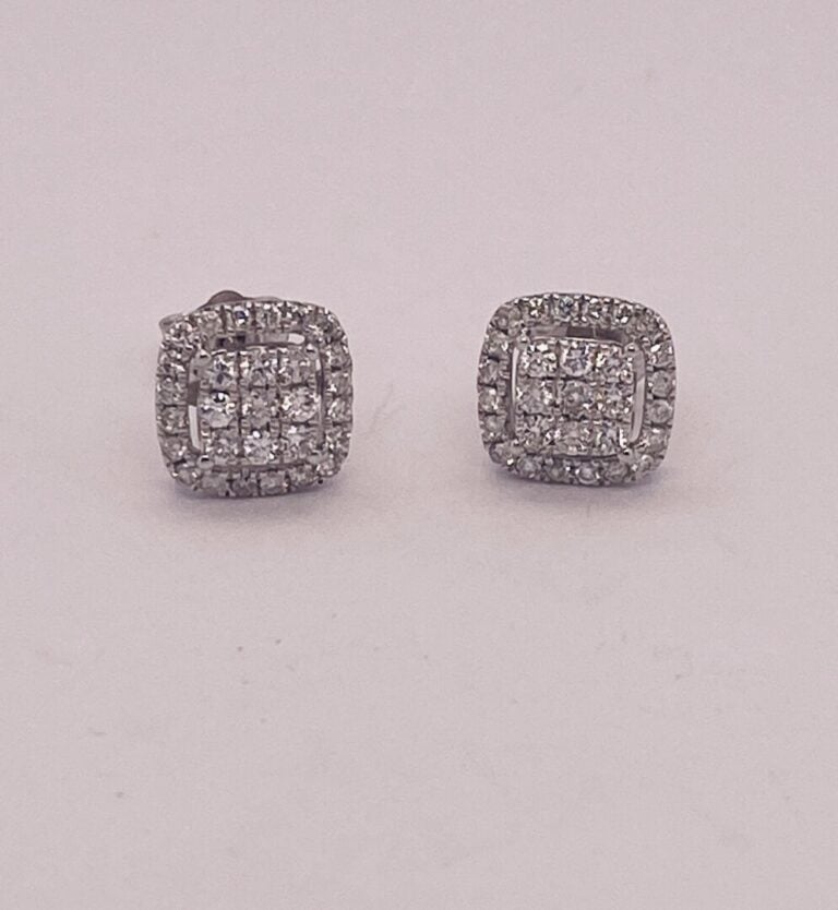 Paire de CLOUS d'OREILLES carrés en platine (950‰) serti de diamants taille bri…