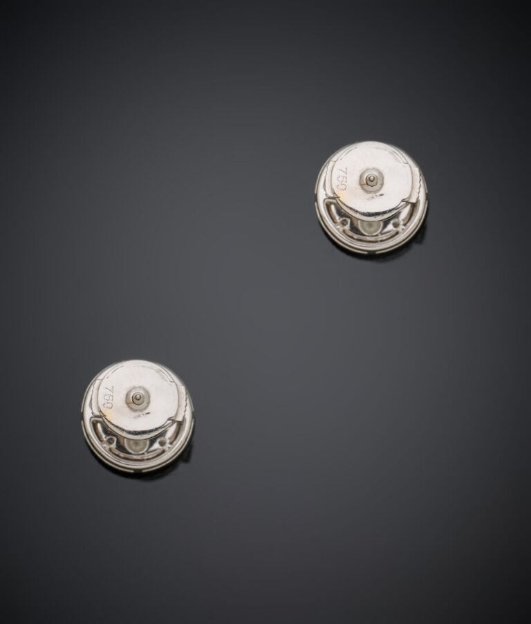 Paire de CLOUS d'OREILLES circulaires en or gris (750‰) serti de diamants taill…