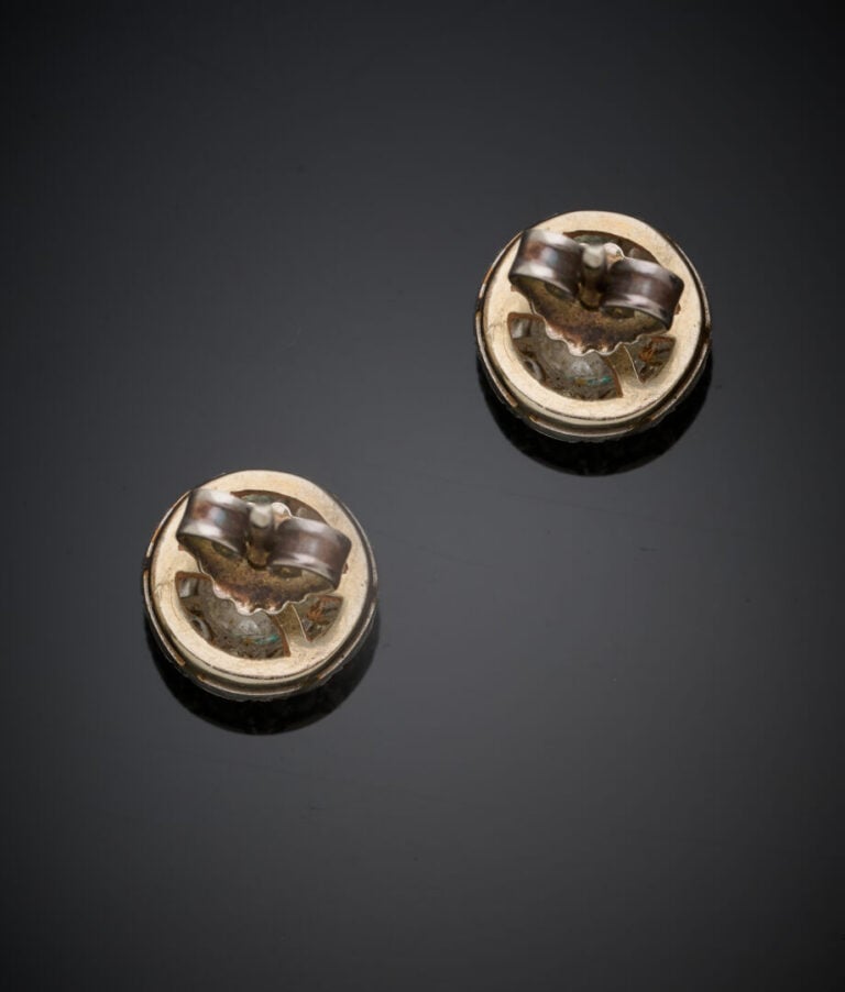 Paire de CLOUS d'OREILLES circulaires en or gris (750‰) serti de diamants taill…
