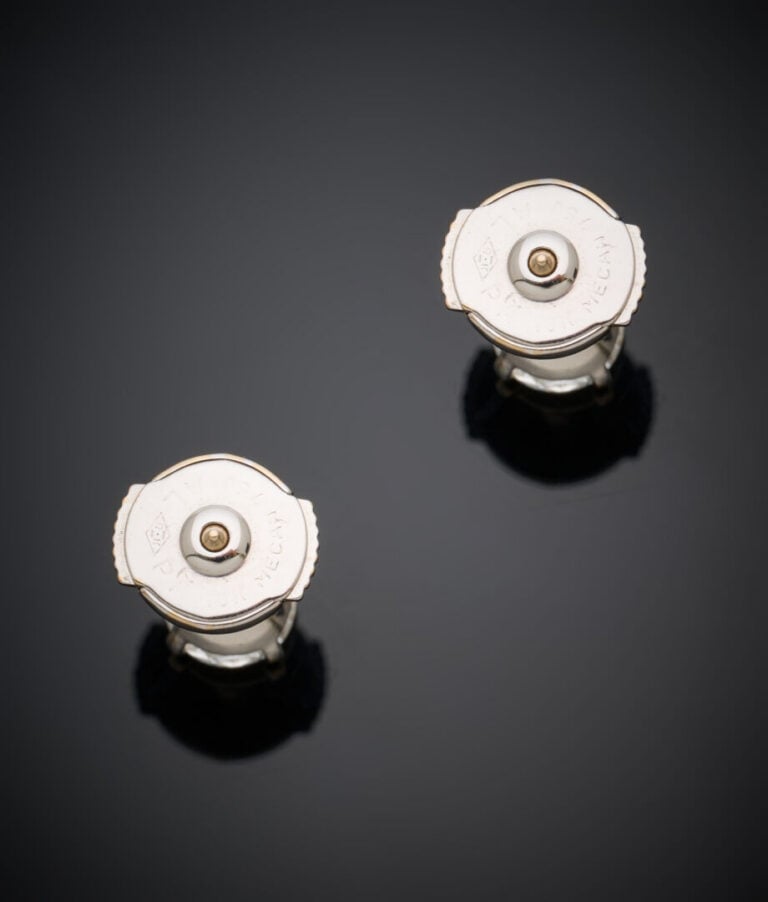 Paire de CLOUS d'OREILLES en or gris (750‰) serti chacun d'un diamant taille br…