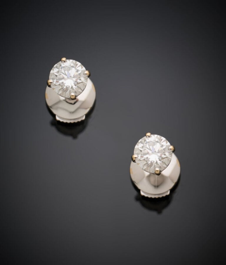 Paire de CLOUS d'OREILLES en or gris (750‰) serti chacun d'un diamant taille br…