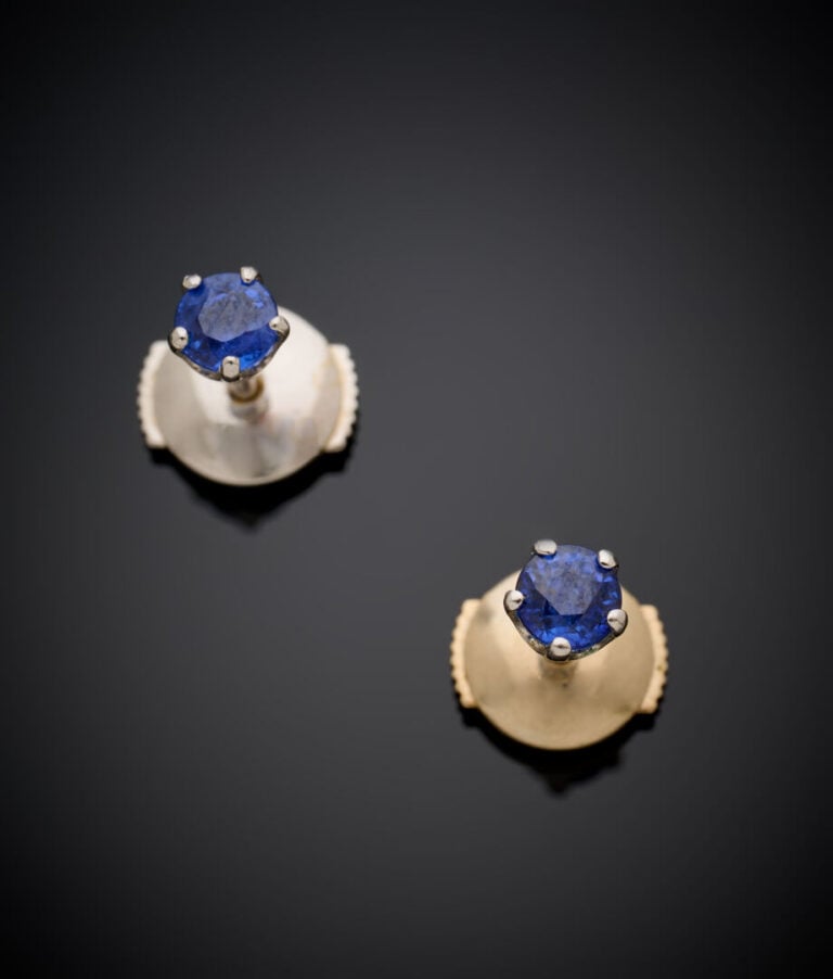 Paire de CLOUS d'OREILLES en or gris (750‰) serti d'un saphir rond. - Poids bru…