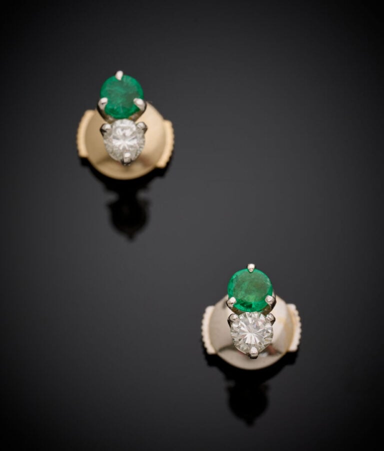 Paire de CLOUS d'OREILLES en or gris (750‰) serti d'une émeraude ronde et d'un…