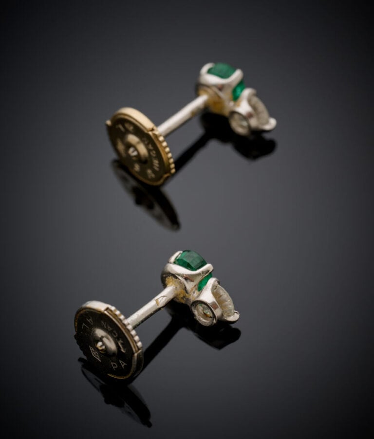 Paire de CLOUS d'OREILLES en or gris (750‰) serti d'une émeraude ronde et d'un…
