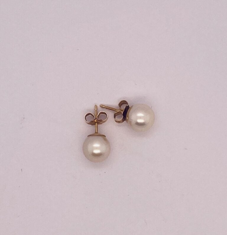 PAIRE de CLOUS D'OREILLES en or jaune (750‰) ornés d'une perle de culture de co…