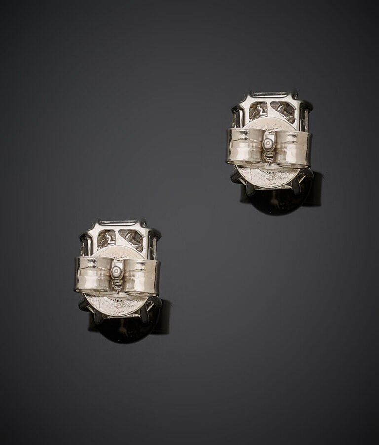 Paire de CLOUS d'OREILLES octogonaux en or gris (750‰} orné chacun de neuf diam…