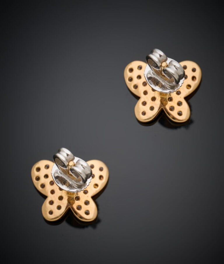 Paire de CLOUS d'OREILLES "papillons" en or jaune (750‰) serti de diamants tail…