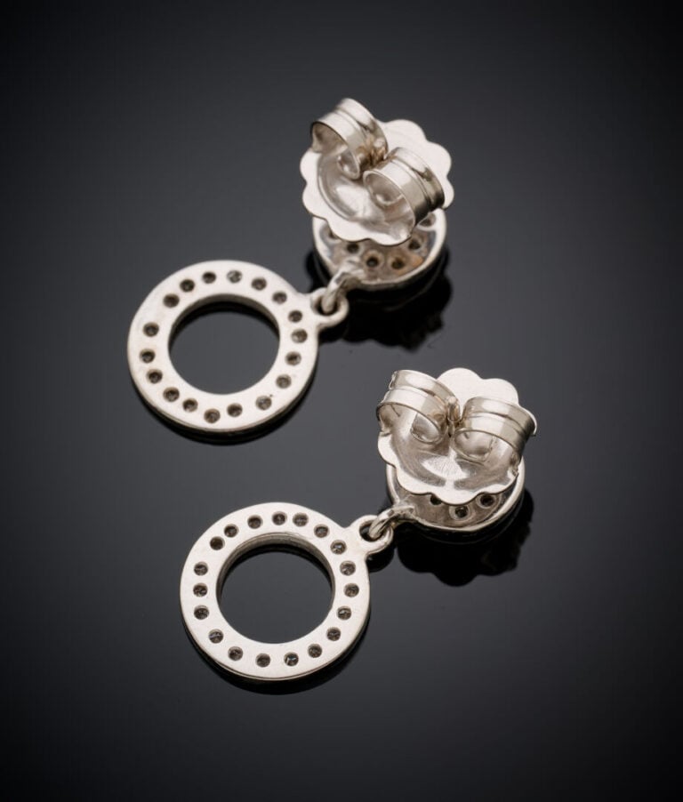 Paire de PENDANTS d'OREILLES circulaires en or gris (750‰) ajouré, pavé de diam…