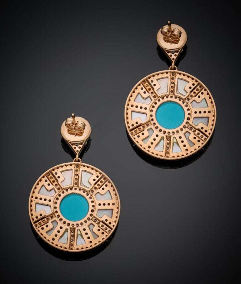 Paire de PENDANTS d'OREILLES circulaires en or rose (750‰) orné de turquoises c…