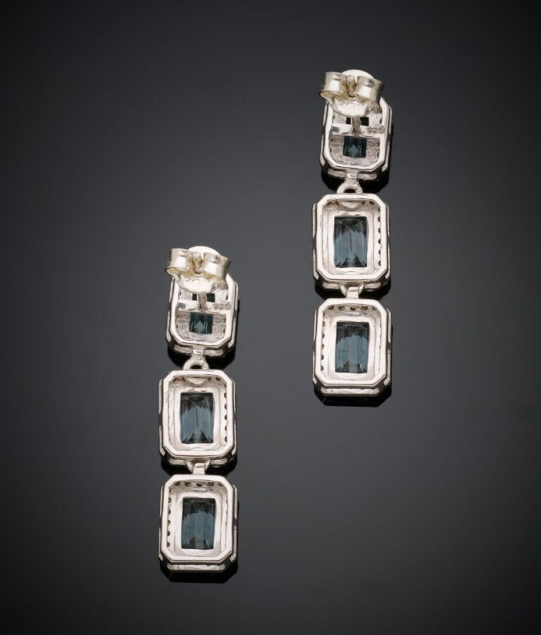 Paire de PENDANTS d'OREILLES en argent (925‰) articulé, serti de trois aigues-m…