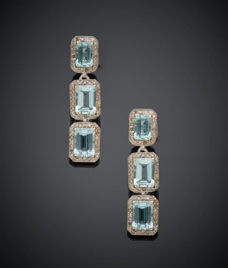 Paire de PENDANTS d'OREILLES en argent (925‰) articulé, serti de trois aigues-m…