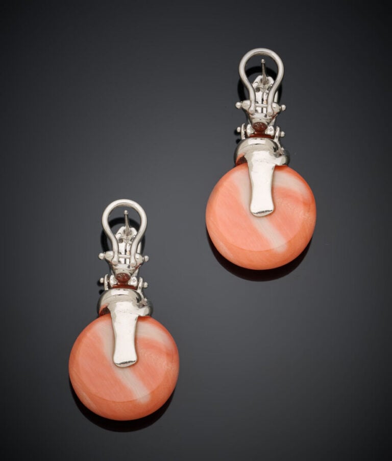 Paire de PENDANTS d'OREILLES en or gris (750‰) articulé, serti de diamants tail…