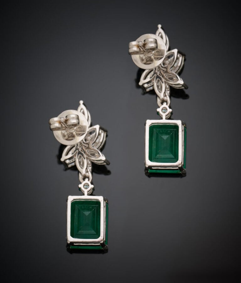 Paire de PENDANTS d'OREILLES en or gris (750‰) serti de diamants taille navette…