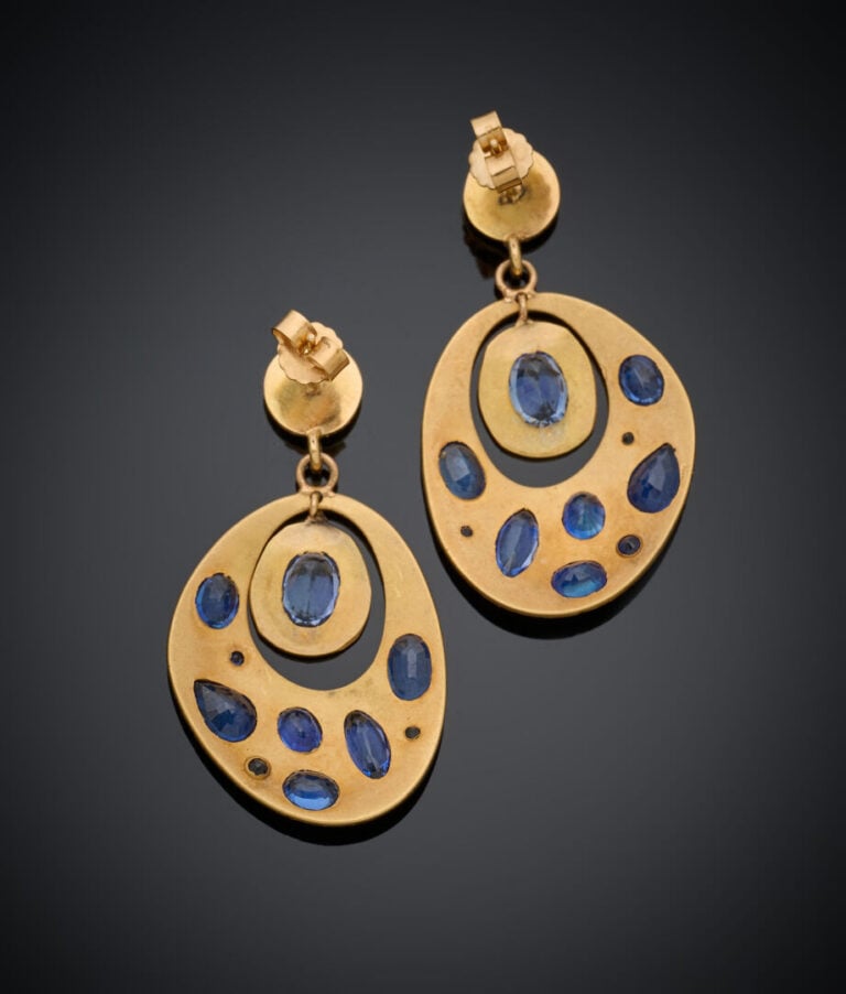 Paire de PENDANTS d'OREILLES en or jaune (750‰) ajouré, ciselé serti de saphirs…