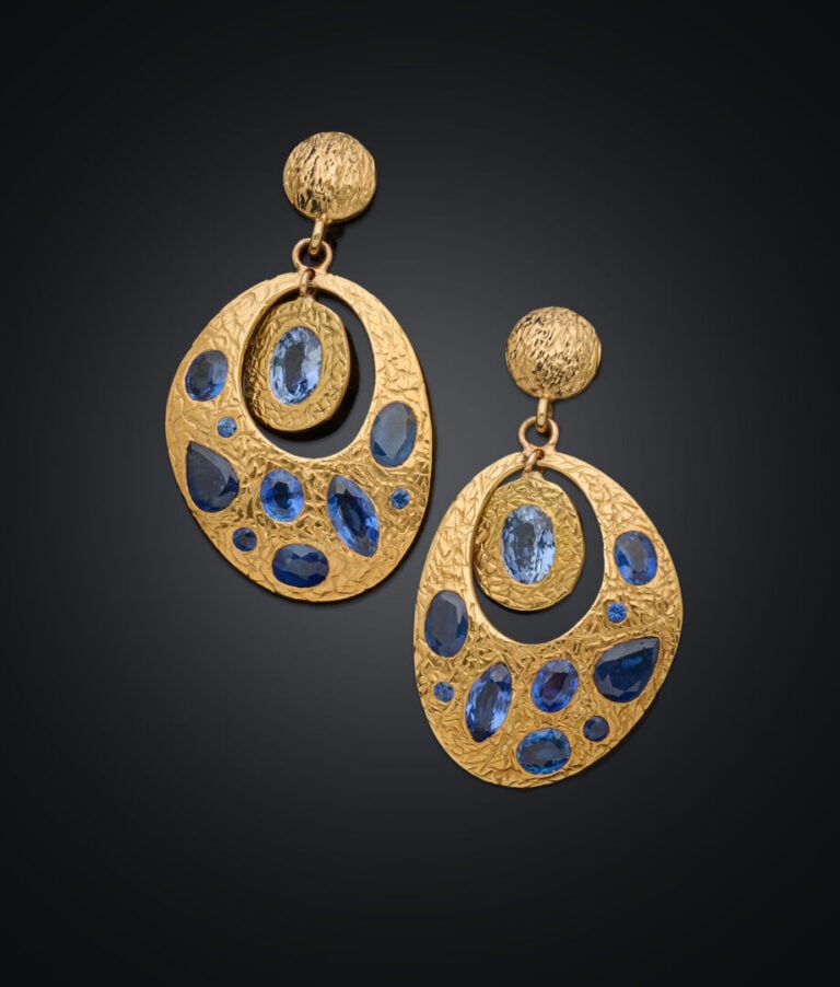 Paire de PENDANTS d'OREILLES en or jaune (750‰) ajouré, ciselé serti de saphirs…