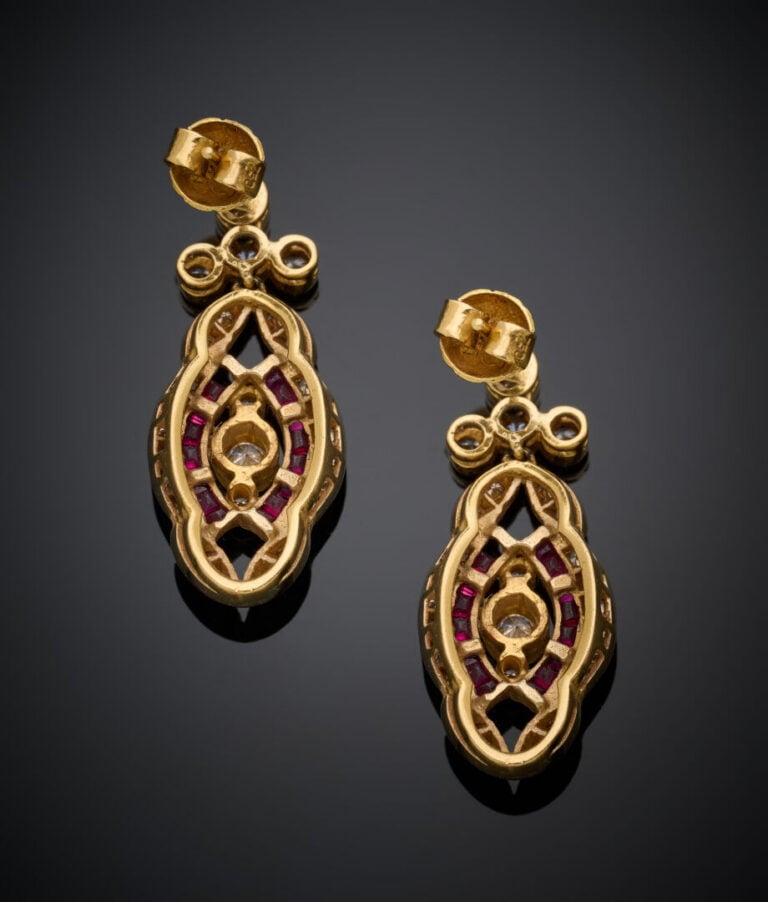 Paire de PENDANTS d'OREILLES en or jaune (750‰) articulé et ajouré serti de dia…