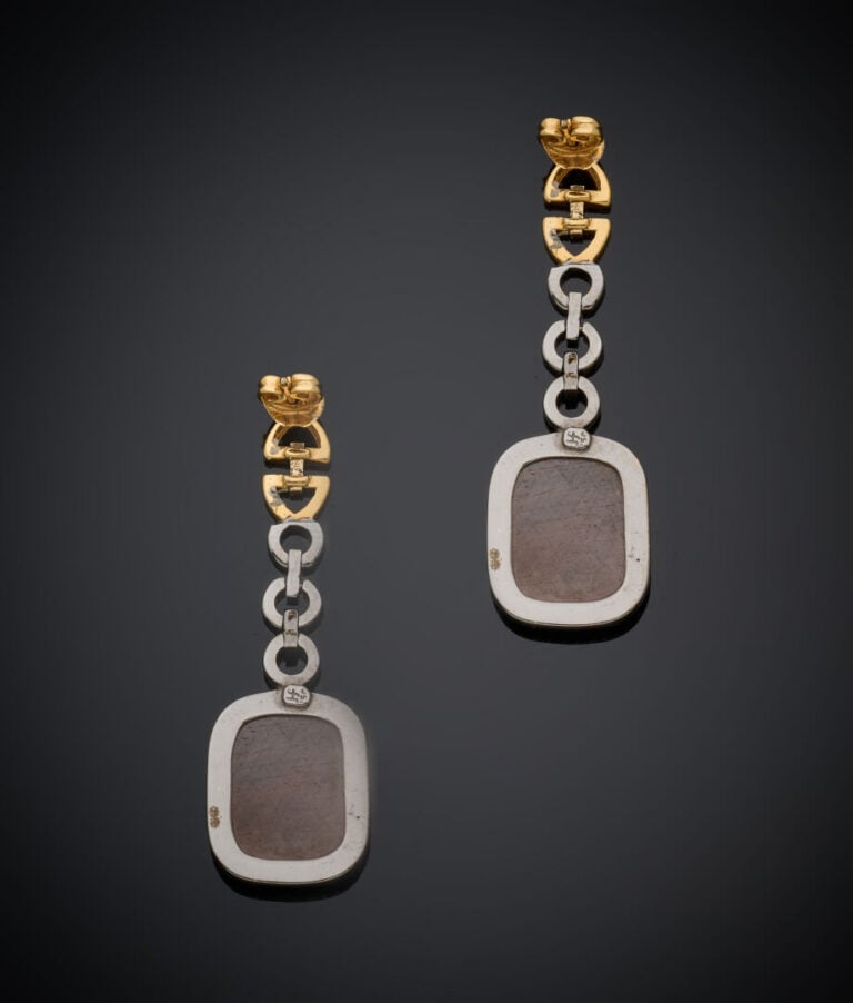 Paire de PENDANTS d'OREILLES en or jaune et or noirci (750‰) articulé et ajouré…